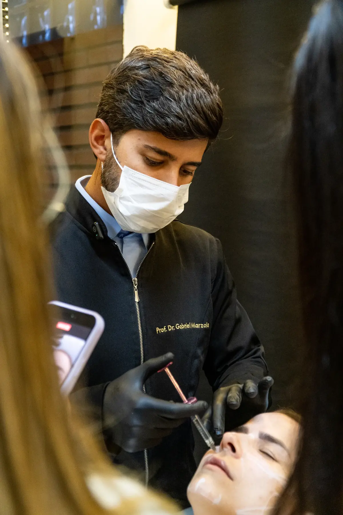 Dr. Gabriel Marzola aplicando toxina botulínica